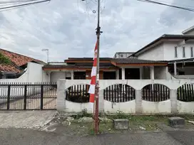 RUMAH LOKASI STRATEGIS DEKAT KE SENAYAN CITY