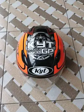 helm KYT DJ-Maru dengan grafis GP