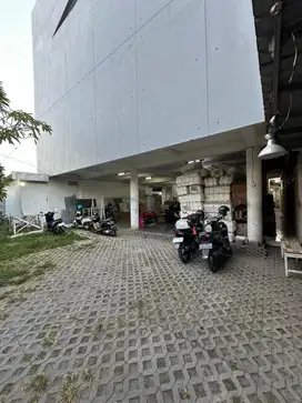 For Sale  Gudang dan kantor bangunan lantai 3 area Pura Demak Teukumar