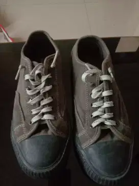 Sepatu eiger second