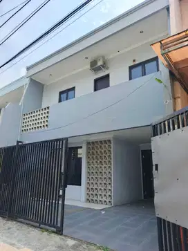 Disewakan Rumah 2 lantai di Kayu Putih