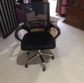 kursi kantor jaring hitam