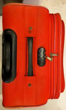 Koper merek Elle Warna Merah