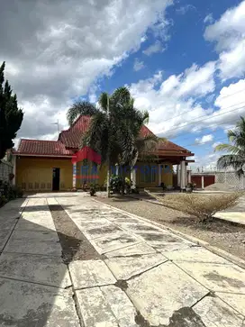 Rumah Dengan Halam Luas di Jalan Poros di Kota Blitar Dilengkapi CCTV