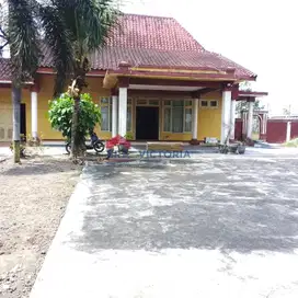 Rumah Dengan Halaman Luas Siap Huni di Poros Jalan Sentul Kota Blitar