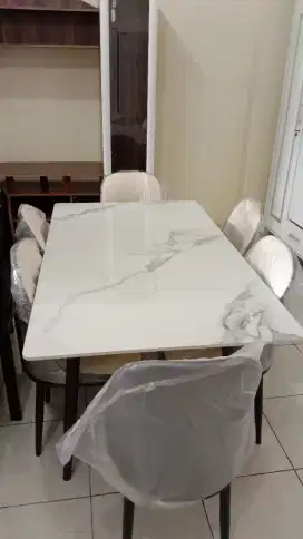 Satu set meja makan