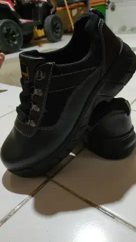 Sepatu safety ukuran 40