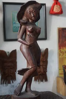 Patung Kayu Vintage Wanita Cantik Membawa Bakul – Ukiran Antik Koleksi