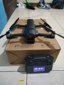 Drone sjrc f22s terbang dengan normal