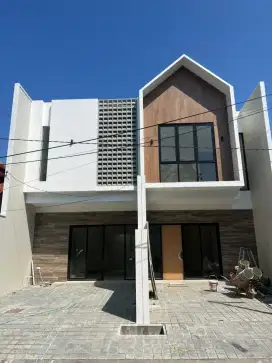 *Rumah Rungkut Menanggal Harapan*