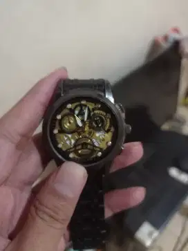 Jam Tangan Hitam Emas