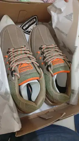Rubtrack sepatu gunung safety ujung besi likenew