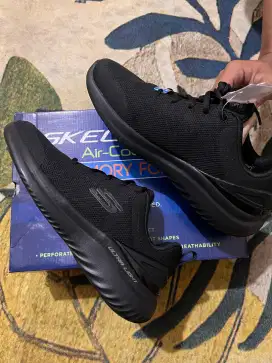 Skecher air cooled memory foam. Baru