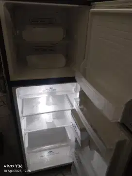Di jual cepat kulkas 2 pintu merk aqua orian