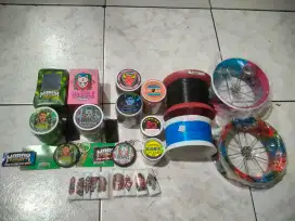 Jual berbagai layangan dan gelasan.