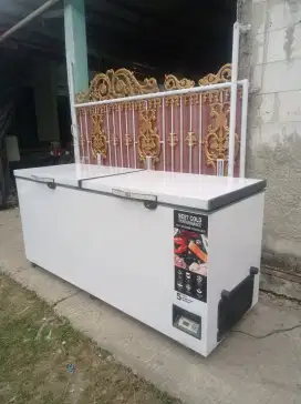 freezer bok merek Gea kapasitas 750 liter
