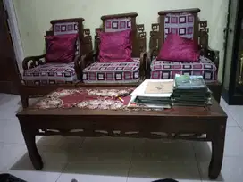 Kursi dan meja ruang tamu