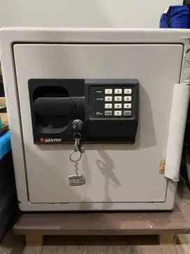 Brankas Besar Merk SENTRY Bekas Pemakaian Sendiri di Kamar Tidur