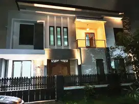 DIJUAL/DISEWAKAN RUMAH FURNISH + TAMAN LUAS DI PERMATA JINGGA, MALANG