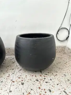 Pot tanaman hitam