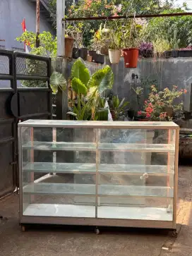 Etalase 1,5 meter bekas warung