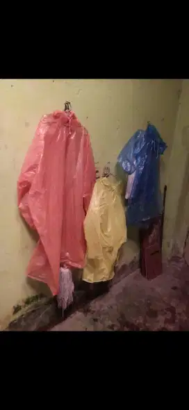 Di jual   aksesoris  ,jas hujan plastik 3 buah untuk naik  motor,jln