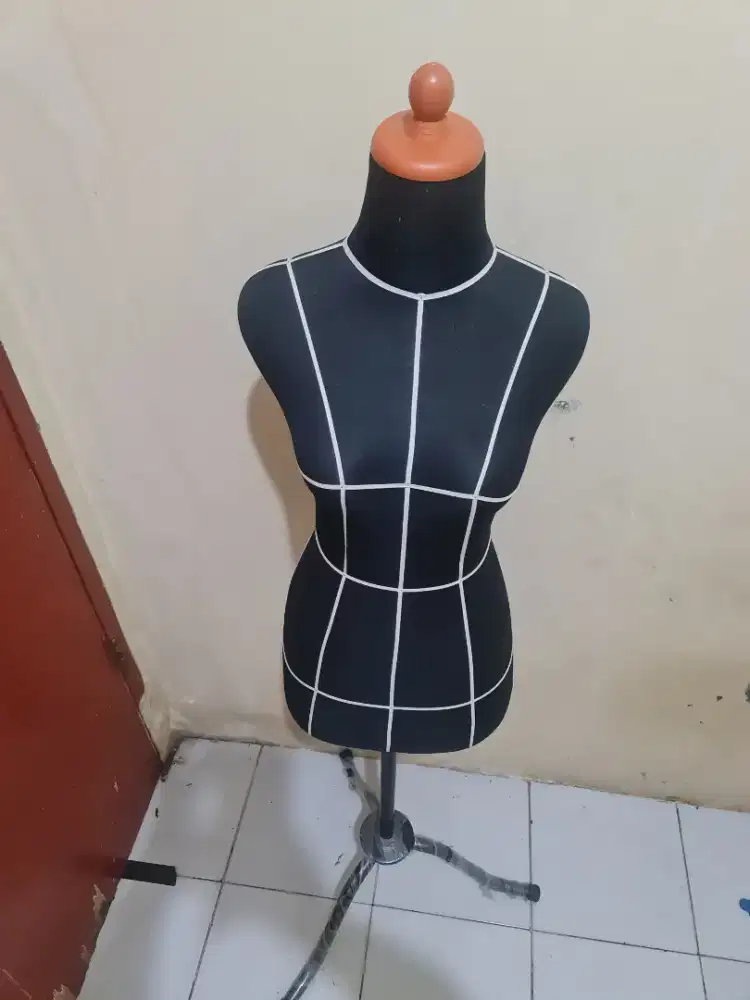 Patung Manakin Hitam