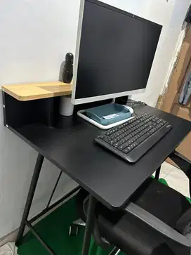 komputer sepaket dengan meja kursi