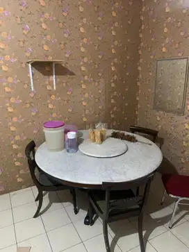 Meja makan bundar marmer