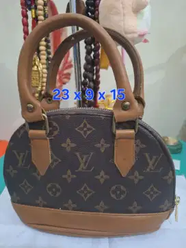Tas branded 
Loulou uk 23 x 9 x x 15 
Limited edition 
Barang terawat