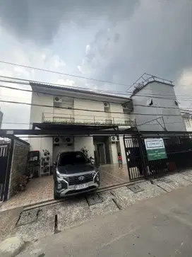 Teras kost khusus pria, setiap kamar punya teras