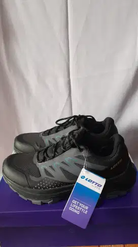 Dijual aja gan sepatu baru merk LOTTO belum dipake size 42