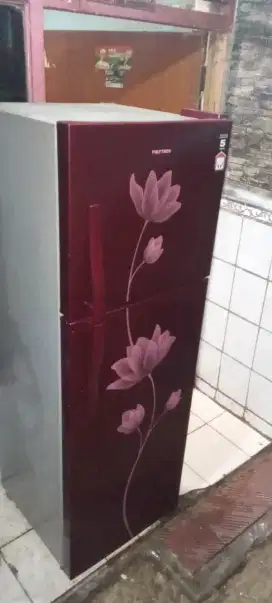 kulkas 2pintu tinggi merk Polytron