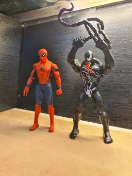 Mainan prelove venom vs spiderman harga perser bahan pvc