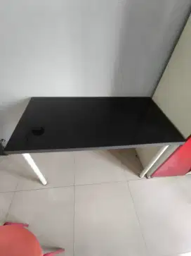 Dijual meja IKEA LAGKAPTEN kondisi 99%