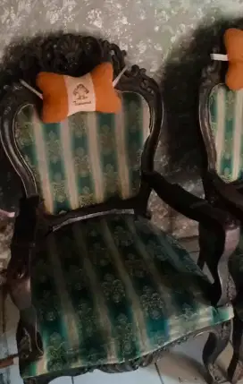 2 kursi kecil dan 1 kursi panjang