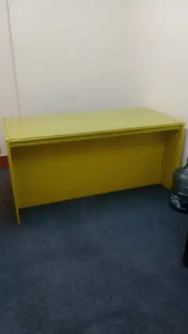 Meja kerja warna kuning