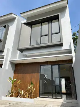 BERASA SULTAN! UNIT 800 JUTAAN CARPORT 2 MOBIL DAN ROW JALAN 7 METER