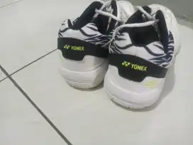 sepatu badminton yonex