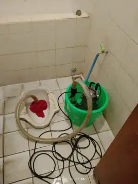 Pendorongan kloset mampet