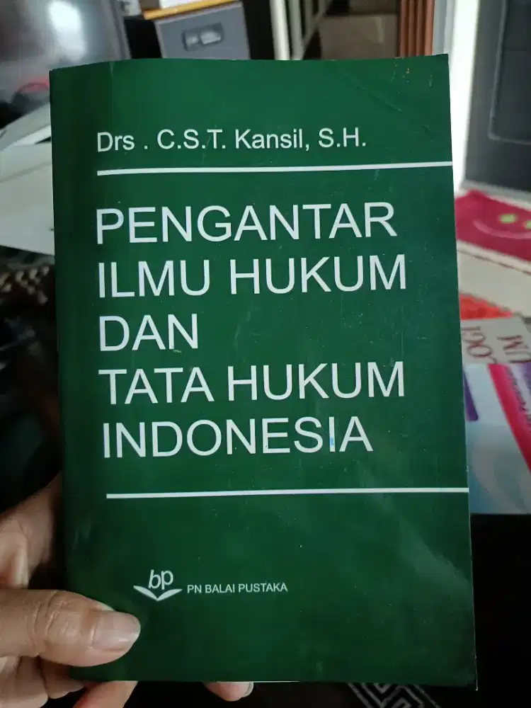 Buku hukum pengantar ilmu hukum dan tata hukum indonesia