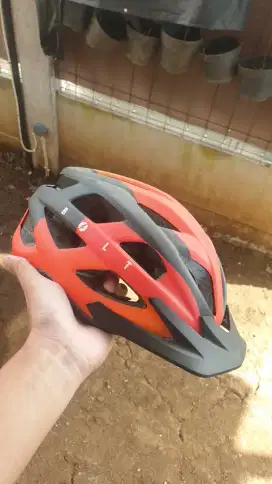 Helm Sepeda Gunung