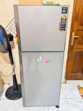 Kulkas 2 pintu di jual second masih mulus