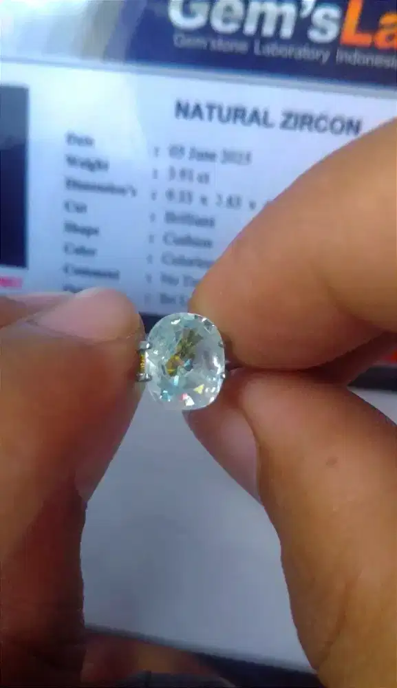 Natural corlorless zircon