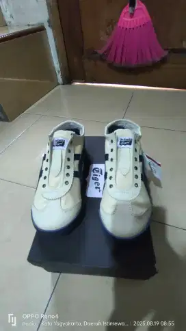 Sepatu slip on onitsuka