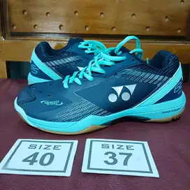 Sepatu olahraga badminton