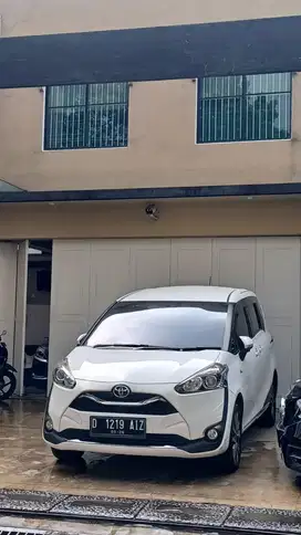 Toyota Sienta V 2019 putih siap pakai