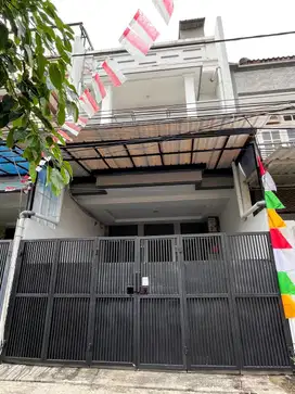 Dijual Rumah 3 Lantai Bebas Banjir di Tomang – Strategis & Siap Huni
