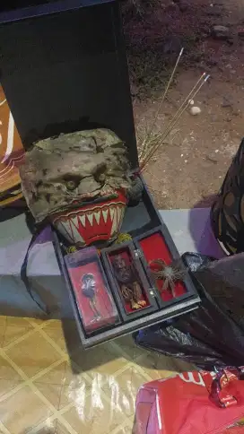 KOLEKSI BARANG ANTIK UNIK