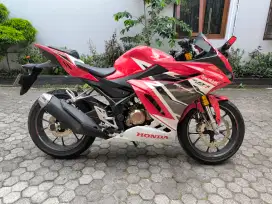 Honda CBR warna merah putih